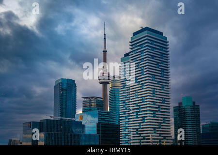 Toronto, Kanada - 20. November 2018: Querformat in einer geschäftigen Stadt mit Wolkenkratzern und legendären CV Turm inToronto Stockfoto