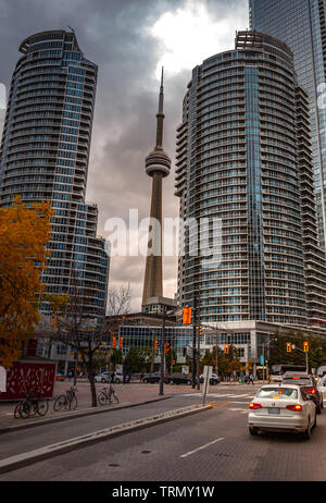 Toronto, Kanada - 20. November 2018: Querformat in einer geschäftigen Stadt mit Wolkenkratzern und legendären CV Turm inToronto Stockfoto