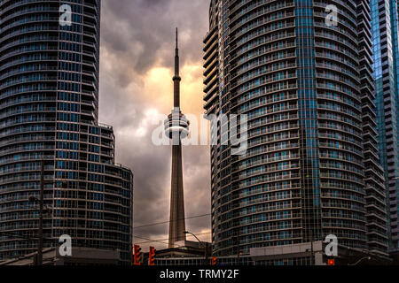 Toronto, Kanada - 20. November 2018: Querformat in einer geschäftigen Stadt mit Wolkenkratzern und legendären CV Turm inToronto Stockfoto