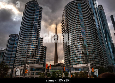 Toronto, Kanada - 20. November 2018: Querformat in einer geschäftigen Stadt mit Wolkenkratzern und legendären CV Turm inToronto Stockfoto