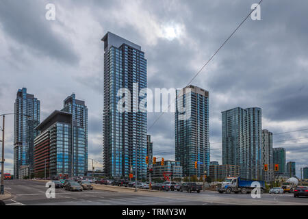 Toronto, Kanada - 10. November 2018: Besetzt Bau neuer Gebäude und Wolkenkratzer in Toronto, Kanada Stockfoto