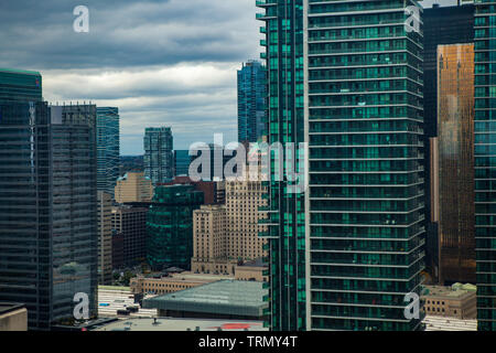 Toronto, Kanada - 10. November 2018: Besetzt Bau neuer Gebäude und Wolkenkratzer in Toronto, Kanada Stockfoto