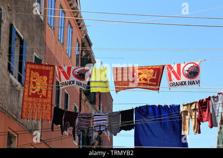 Wäscheleine Protest gegen große Kreuzfahrtschiffe "Mai più" (Nie wieder), "Keine Grandi Navi!" (ohne große Schiffe!), Venedig, 8. Juni 2019 Stockfoto