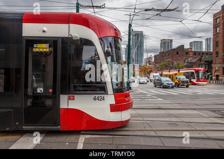 Toronto, Kanada - 10. November 2018: Rot Toronto City Zug in verkehrsreichen, Toronto, Kanada Stockfoto