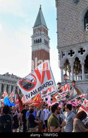 Protest gegen große Kreuzfahrtschiffe "Mai più" (Nie wieder), "Keine Grandi Navi!" (ohne große Schiffe!), Venedig, 8. Juni 2019 Stockfoto