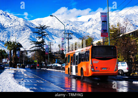 SANTIAGO, CHILE - 15. JULI 2017: transantiago Bus auf der Route, nach einem Verschneiten morgen auf Santiago Stockfoto