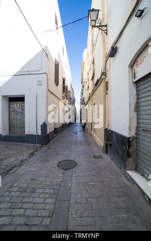 Cadiz, Spanien - Mai 31th, 2019: Cadiz Altstadt engen Gassen, Andalusien, Spanien. Troilo Straße Stockfoto
