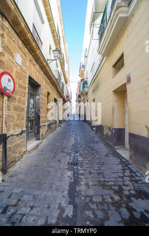 Cadiz, Spanien - Mai 31th, 2019: Cadiz Altstadt engen Gassen, Andalusien, Spanien. Botica Straße Stockfoto