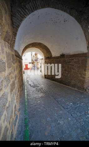 Cadiz, Spanien - Mai 31th, 2019: De Los Blanco Arch, antike Überreste von mittelalterlichen Mauer. Cadiz, Spanien Stockfoto