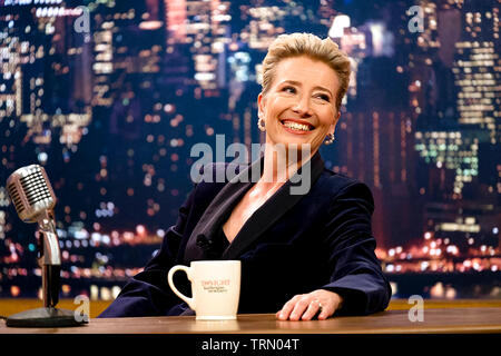 Late Night (2019) unter der Regie von Nisha Ganatra mit Emma Thompson, Mindy Kaling und John Lithgow. Ein Late-Night-TV-Talkshow Gastgeber mit sinkenden Bewertungen stellt eine neue Frau Schriftsteller, die den Status quo stört. Stockfoto