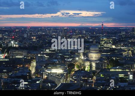Skyline von London zu Sommer Sonnenuntergang, England Stockfoto