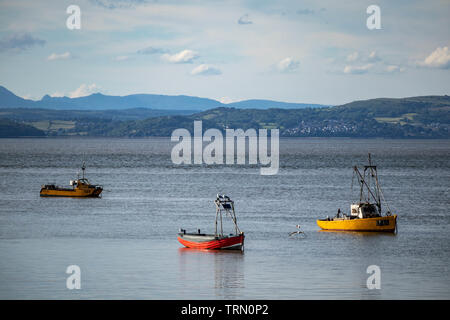 Morecambe, Lancashire, UK. 9. Juni 2019 Fischerbooten am anchhor auf dem Schutze des Morecambe Stein Steg am späten Abend Sonne Stockfoto