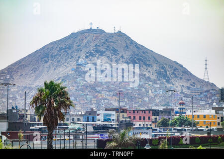 Cerro San Cristobal mit Blick auf das historische Zentrum von Lima, Peru Stockfoto