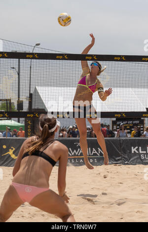 Sara Hughes/Sommer Ross konkurrieren gegen Taylor Nyquist/Tory Paranagua in der 2019 in New York City Open Beach Volleyball Stockfoto