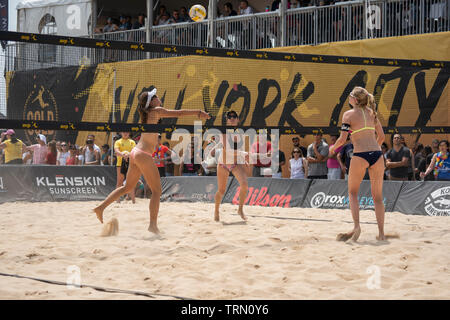 Sara Hughes/Sommer Ross konkurrieren gegen Taylor Nyquist/Tory Paranagua in der 2019 in New York City Open Beach Volleyball Stockfoto