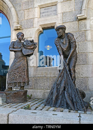 Denkmal für die Fischer von Aberdeen, Shiprow, Stadtzentrum von Aberdeen, Schottland, UK von Oxfordshire Bildhauer David Williams-Ellis, Frau und Mann Stockfoto