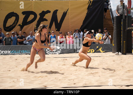 Sara Hughes/Sommer Ross konkurrieren gegen Taylor Nyquist/Tory Paranagua in der 2019 in New York City Open Beach Volleyball Stockfoto