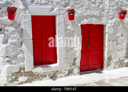 Weißes Haus mit roten Tür in Bodrum, Türkei Stockfoto