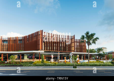 Die Fassade der Cairns Performing Arts Center, die Ende 2018 abgeschlossen, Cairns, Queensland, Australien Stockfoto