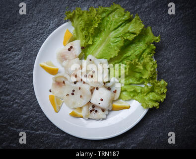 Gekochter Fisch Filet Stück mit Gewürzen auf Platte/Pangasius dolly Fisch Fleisch Stockfoto