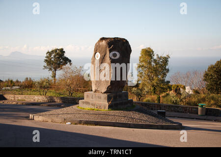 Ein Stein mit gemalten Augen sieht aus wie ein menschliches Gesicht auf der Straße an den Hängen des Vesuv in der Nähe von Neapel, Copyspace Stockfoto