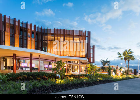 Die Fassade der Cairns Performing Arts Center in der Dämmerung, Cairns, Queensland, Australien Stockfoto