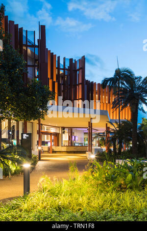 Zum Cairns Eintrag Performing Arts Center in der Dämmerung, Cairns, Queensland, Australien Stockfoto