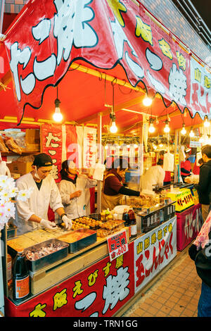 Asien, Japan, Tokio, Nakameguro, Megurogawa; Lebensmittel im Cherry Blossoms festival Abschaltdruck Stockfoto