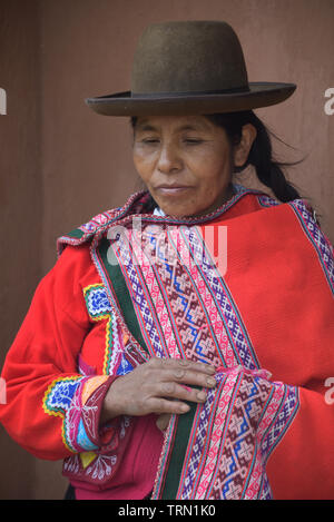 Heiliges Tal, Cusco, Peru - 13.Oktober 2018: Der indigenen Quechua Dame im yachaq Gemeinschaft von Janac Chuquibamba Stockfoto