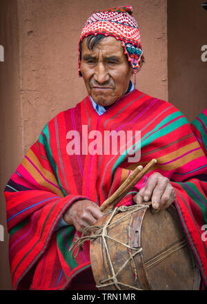 Heiliges Tal, Cusco, Peru - 13.Oktober 2018: Der indigenen Quechua Menschen in traditioneller Kleidung und Trommel Stockfoto