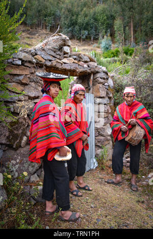 Heiliges Tal, Cusco, Peru - 13.Oktober 2018: Eine Gruppe von Musikern in einer ländlichen Quechua Gemeinschaft in der Nähe der Heiligen Tal Stockfoto