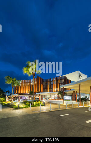 Eingang zum Cairns Performing Arts Center in der Dämmerung, Cairns, Queensland, Australien Stockfoto