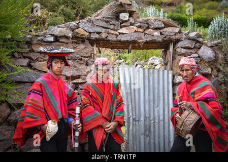 Heiliges Tal, Cusco, Peru - 13.Oktober 2018: Eine Gruppe von Musikern in einer ländlichen Quechua Gemeinschaft in der Nähe der Heiligen Tal Stockfoto