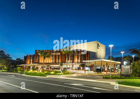 Das Cairns Performing Arts Center in der Dämmerung, Cairns, Queensland, Australien Stockfoto