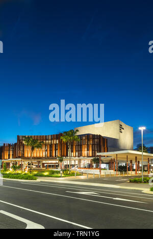 Das Cairns Performing Arts Center in der Dämmerung, Cairns, Queensland, Australien Stockfoto