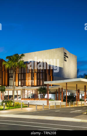 Das Cairns Performing Arts Center in der Dämmerung, Cairns, Queensland, Australien Stockfoto