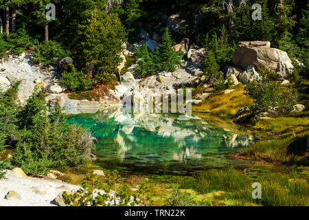 Thermalbad in Bumpas Hölle, Lassen Volcanic National Park, Kalifornien Stockfoto