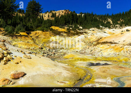 Thermalbad in Bumpas Hölle, Lassen Volcanic National Park, Kalifornien Stockfoto