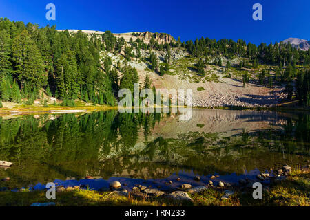 Emerald Lake in Lassen Volcanic Nationalpark, Kalifornien Stockfoto