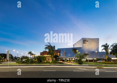 Das Cairns Performing Arts Center in der Dämmerung, Cairns, Queensland, Australien Stockfoto