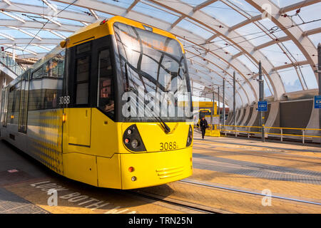 Manchester, Großbritannien - 18 Mai 2018: Light rail Metrolink Tram im Stadtzentrum von Manchester, UK. Das System hat 77 Haltestellen auf 78,1 km und läuft durch s Stockfoto