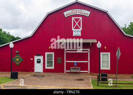 McDonough, Georgia/USA, 9. Juni 2019: Der Veteran Museum im Heritage Village im Heritage Park ist in einem roten Scheune. ff Stockfoto