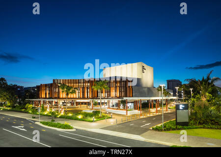 Das Cairns Performing Arts Center in der Dämmerung, Cairns, Queensland, Australien Stockfoto