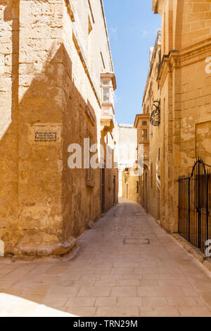 Alte Straße in die alte Stadtmauer von Mdina, Malta Stockfoto