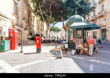 Valletta, Malta - 13. September 2015: Platz mit Café und Kiosk. Viele britische Funktionen bleiben erhalten. Stockfoto