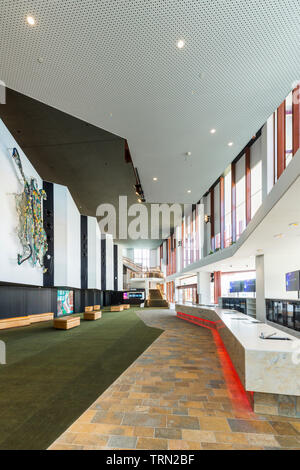 Das Foyer des Cairns Performing Arts Center, die Ende 2018 abgeschlossen. Cairns, Queensland, Australien Stockfoto