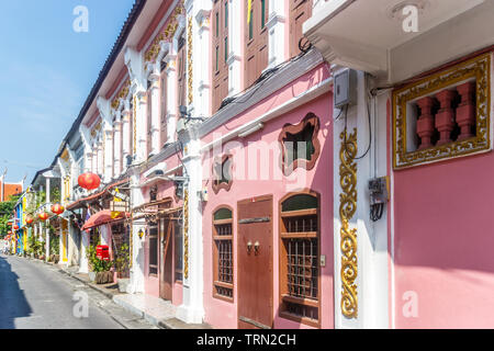 Phuket, Thailand - 26. Januar 2015: Bunte sino portugiesische Architektur in Soi Romanee. Die Straße war ein ehemaliges Rotlichtviertel. Stockfoto