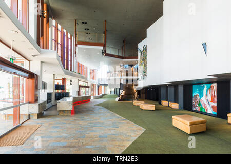 Das Foyer des Cairns Performing Arts Center, die Ende 2018 abgeschlossen. Cairns, Queensland, Australien Stockfoto