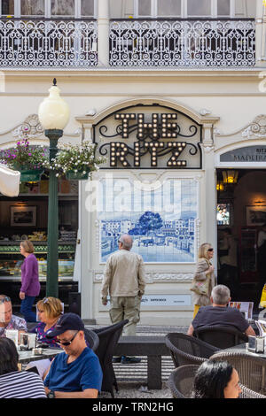 Gönner Speisen außerhalb des Ritz Cafe in Funchal, Madeira. Stockfoto