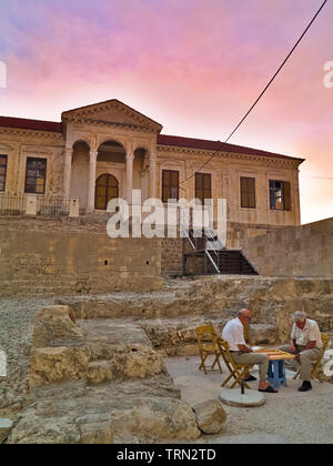 Rhodes, Griechenland - 22.07.2008: Zwei alte Herren Senioren Backgammon vor der alten Website bei Sonnenuntergang Zeit spielen. Stockfoto